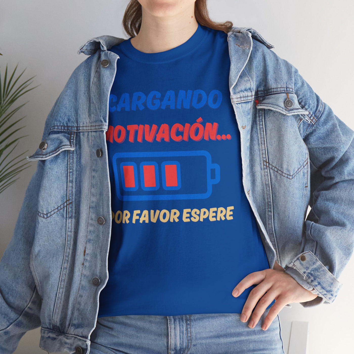 Unisex tee with Spanish phrase and battery design, playful motivational theme.