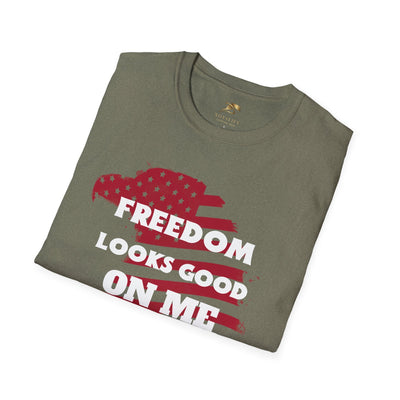 Unisex patriotic party tee with "Freedom Looks Good On Me" design, ideal for Independence Day celebrations.