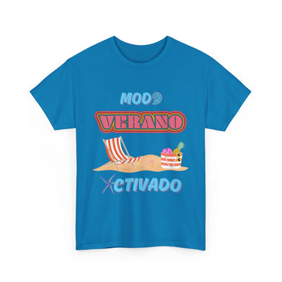 Spanish-language t-shirt with "Modo Verano Activado" phrase, featuring retro fonts, beach vibes design, and tropical elements.