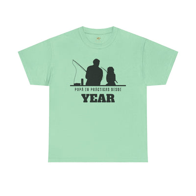 Fishing Dad Shirt | Papá en Prácticas Desde [Year] | Personalized Dad & Son/Daughter Fishing Tee | Fathers Day Gift | Spanish Custom T-Shirt