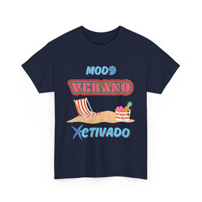 Unisex T-shirt with "Modo Verano Activado" in retro fonts, featuring beach chairs and tropical design.