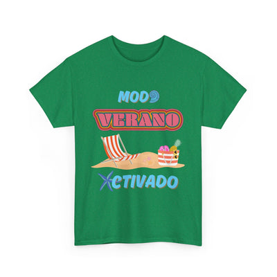 Unisex green T-shirt featuring the phrase "Modo Verano Activado" with retro beach scene design, ideal for summer beach vibes.