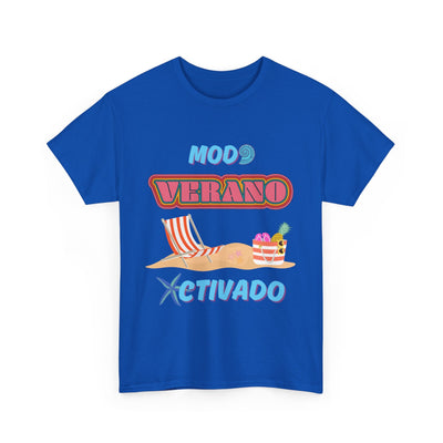 Unisex blue T-shirt featuring "Modo Verano Activado" with retro beach scene and vibrant colors.