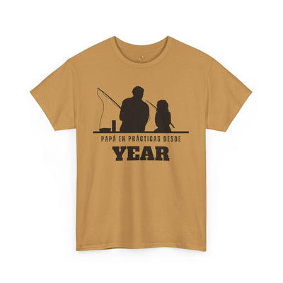 Fishing Dad Shirt | Papá en Prácticas Desde [Year] | Personalized Dad & Son/Daughter Fishing Tee | Fathers Day Gift | Spanish Custom T-Shirt