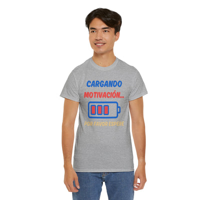 Unisex heavy cotton tee with "cargando motivación" and battery graphic, humorous Spanish phrase, motivational design.