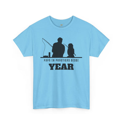 Fishing Dad Shirt | Papá en Prácticas Desde [Year] | Personalized Dad & Son/Daughter Fishing Tee | Fathers Day Gift | Spanish Custom T-Shirt