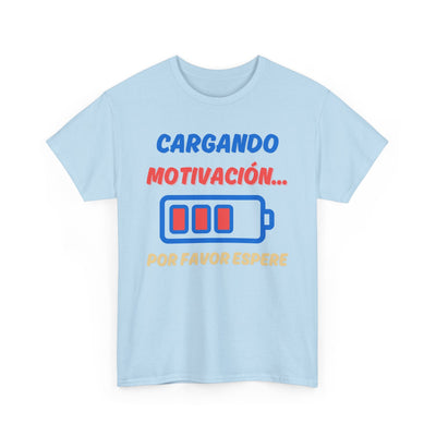Unisex heavy cotton tee with Spanish text "Cargando Motivación... Por Favor Espere" and charging battery graphic.