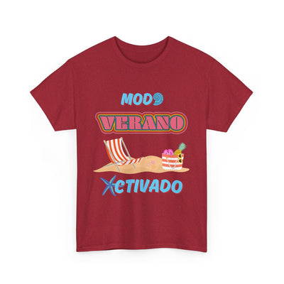 Unisex red T-shirt with "Modo Verano Activado" design featuring retro fonts, beach chairs, tropical fruits, and starfish.
