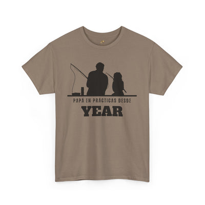 Fishing Dad Shirt | Papá en Prácticas Desde [Year] | Personalized Dad & Son/Daughter Fishing Tee | Fathers Day Gift | Spanish Custom T-Shirt