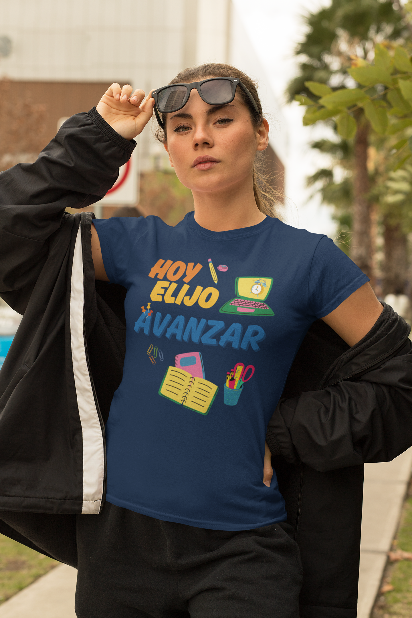 Hoy Elijo Avanzar T-shirt with colorful school icons for educators and students, unisex fit.